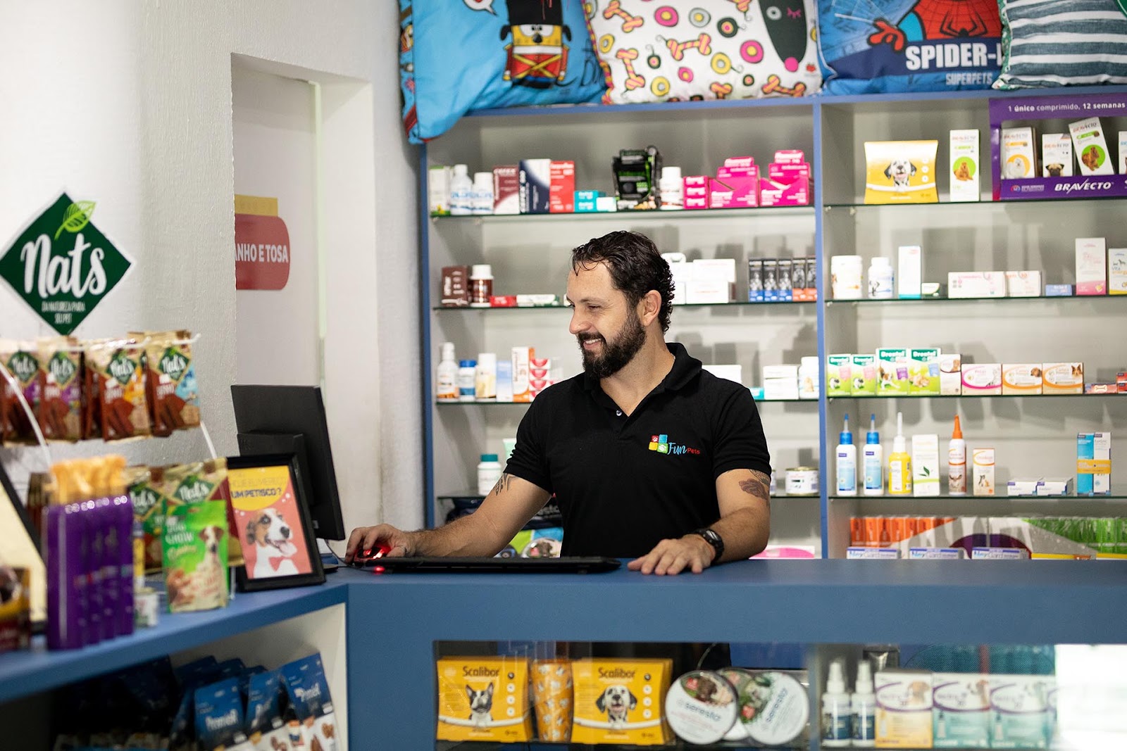 Atendente de caixa aplicando desconto no pet shop 
