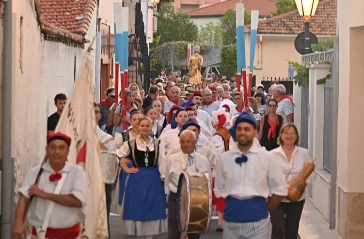 Photo of the procession in the heart of Cros de Cagnes 