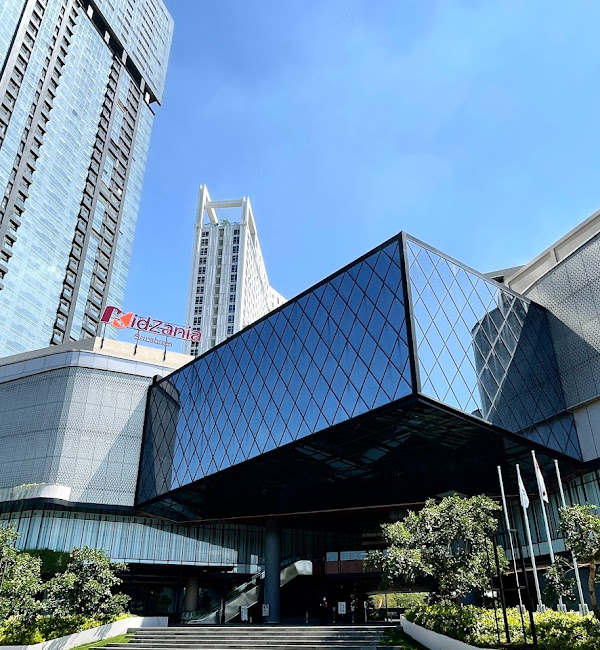Lingkungan hijau dan laguna buatan di Grand Sungkono Lagoon, apartemen bernuansa resort di Surabaya.
