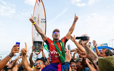 Italo Ferreira comemora título em etapa da WSL (Foto: Thiago Diz/WSL)