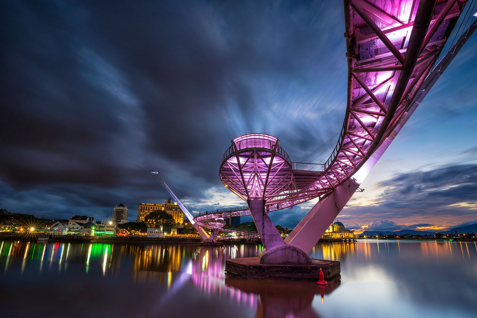 best things to do in kuching Darul Hana Bridge