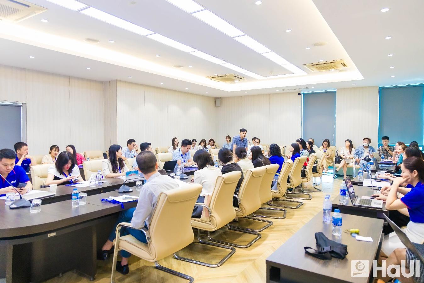 A group of people sitting in a room

AI-generated content may be incorrect.