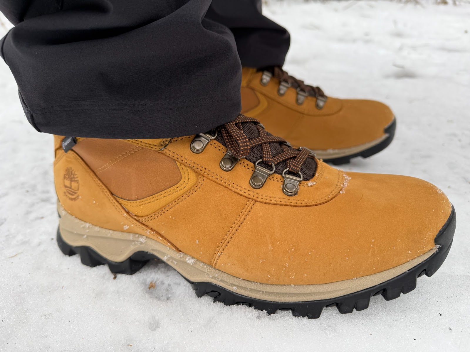 Side View Of The Mt Maddsen showcasing it's outsole in the snow