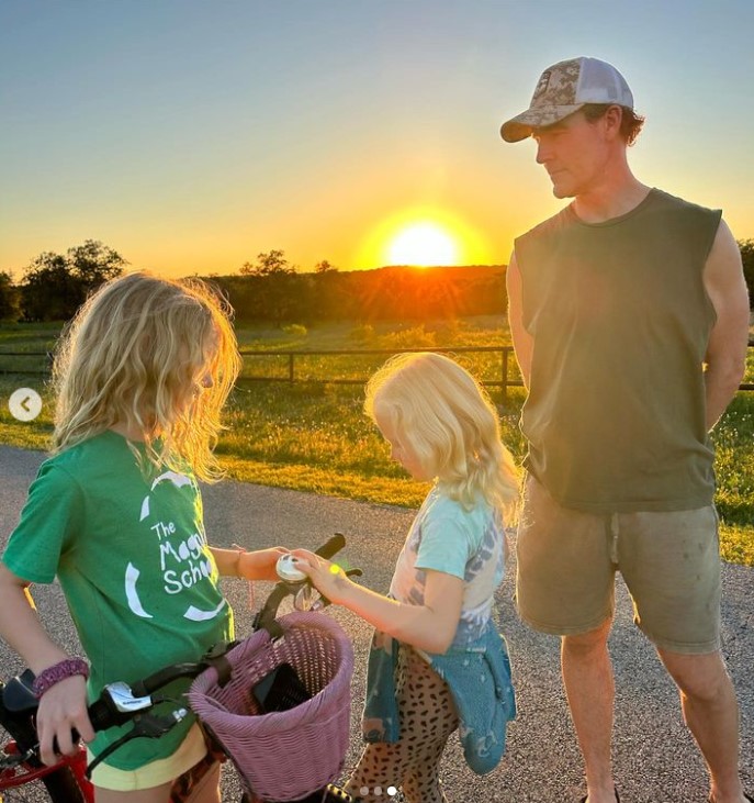 James Van Der Beek and his children at his Texas home on April 5, 2024 | Source: Instagram/vanderkimberly