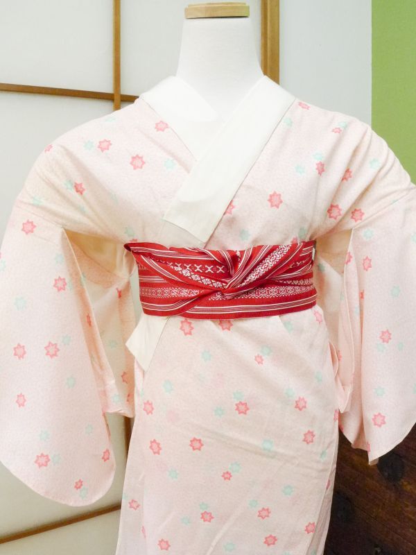 Prenda interior tradicional japonesa nagajuban que muestra el sistema de capas adecuado para la protección del kimono contra la transpiración y el daño por calor.