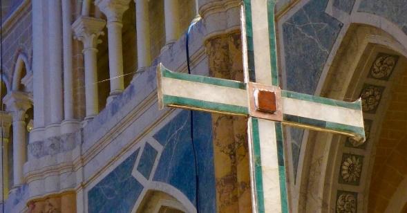 Résultat de recherche d'images pour "croix de goudji chartres autel"