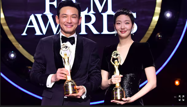 This contain an image of Kim Go Eun and veteran actor Hwang Jung Min 