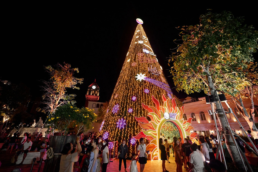 Christmas will not be complete if you miss the Christmas Tree Lighting event. Source: Bao Thanh nien 