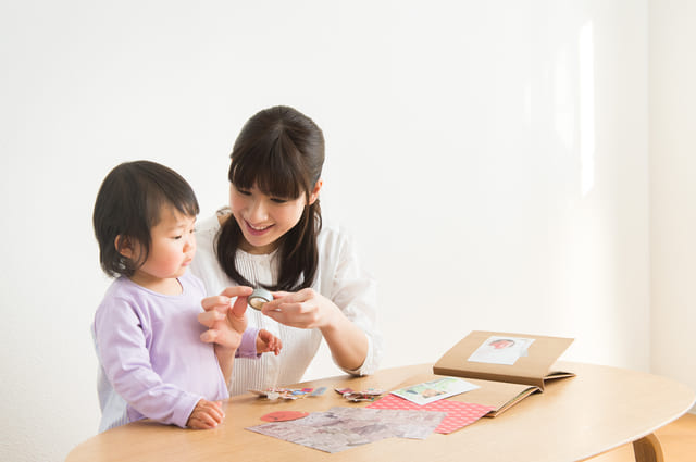 2歳児とシール遊びを楽しむときのポイント