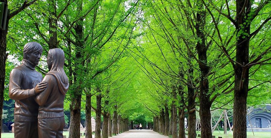 Bức tượng của 2 minh tinh điện ảnh huyền thoại trong Winter Sonata