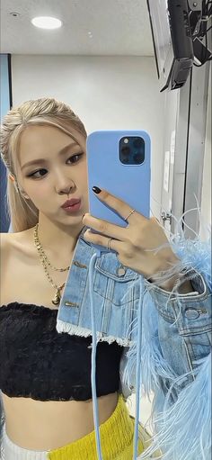 This contains an image of BLACKPINK's Rosé