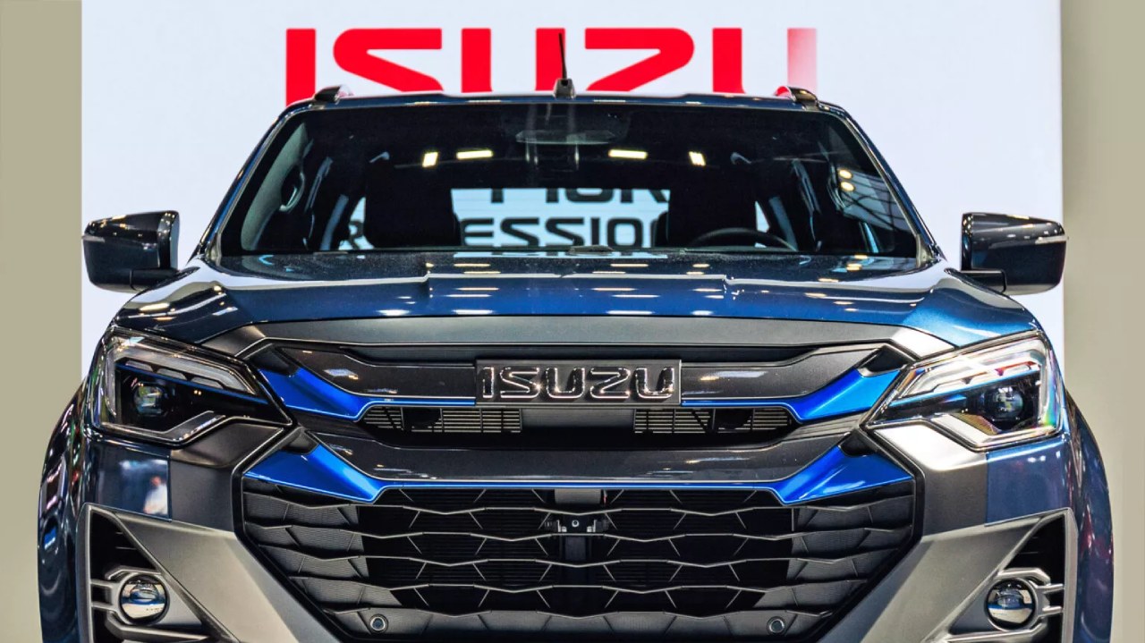  Isuzu reveals electric D-Max with 188 hp and 263 km range but struggles with high price against traditional models. 