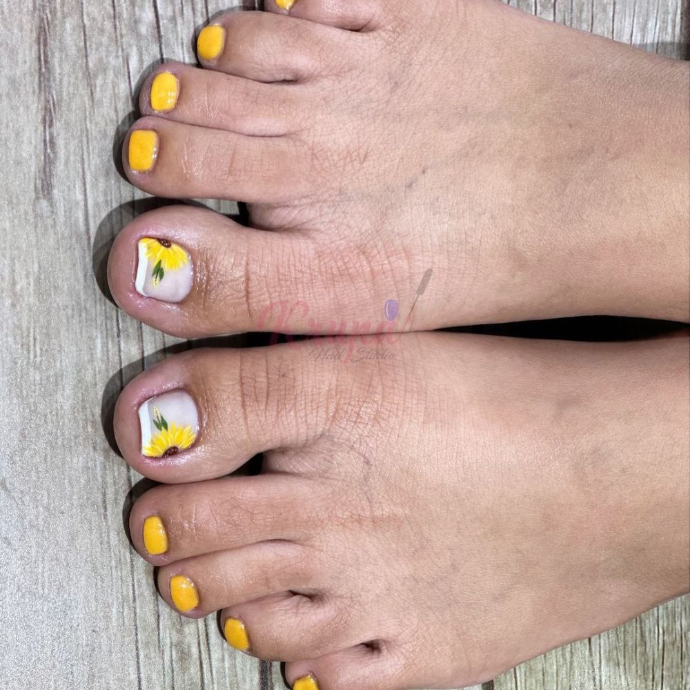 Close up of foot with radiant toe nail having Sunflower Toe Nail Designs