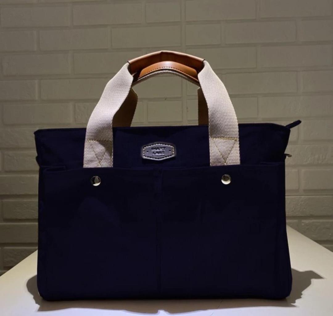 A blue bag with white handles

Description automatically generated