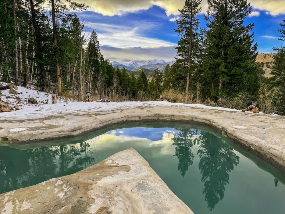  The natural hot springs offer warm, mineral-rich pools set in a beautiful mountain setting, making it a perfect place to unwind.
