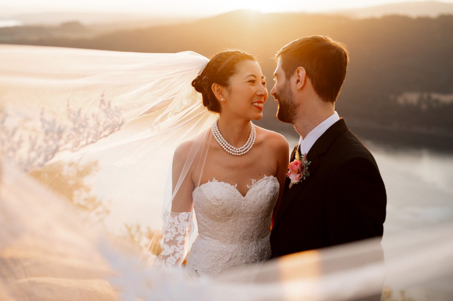 Portland elopement photographer captures couple eloping