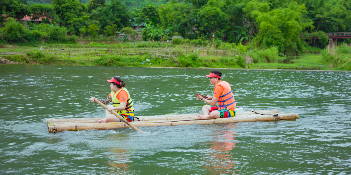 Du khách trải nghiệm hoạt động khám phá hồ Hòa Bình
