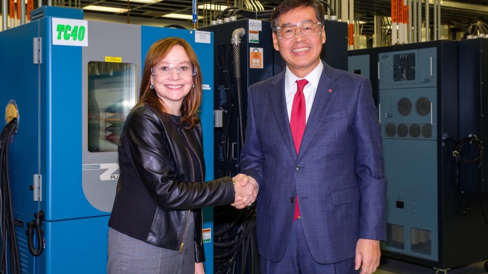 GM CEO and Chairman Mary Barra and LG Chem Vice Chairman and CEO Hak-Cheol Shin at the automaker's battery lab in Warren, Michigan, where the companies announced a new $2.6 billion joint venture on Dec. 5, 2019.