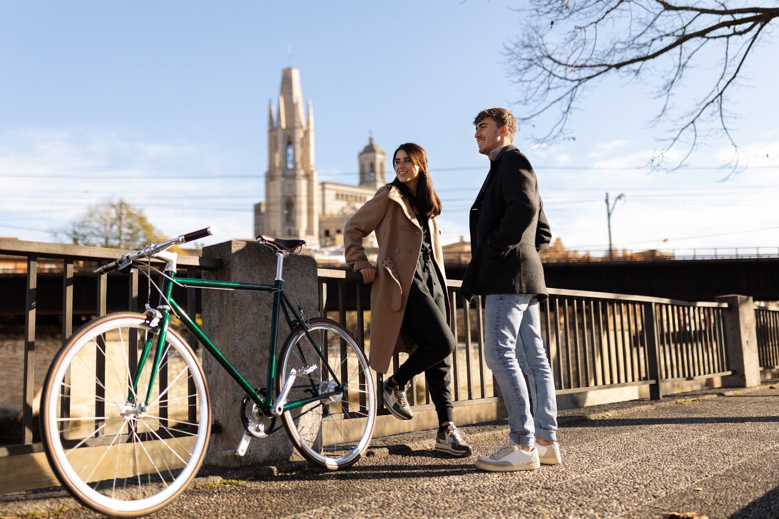 Un jeune couple profitant d’un moment de pause lors de leur visite guidée de Paris à vélo avec OneBike