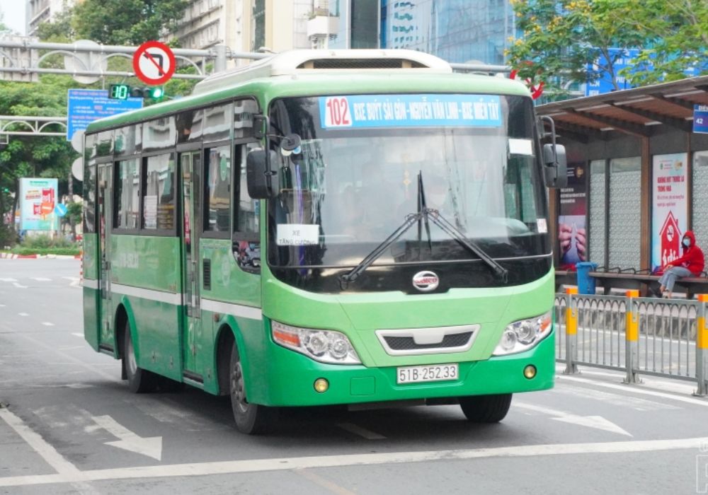 Bạn có thể đi xe bus 76 và xuống trạm trên đường Lê Văn Việt và đi bộ vào chùa (Ảnh: Sưu tầm internet)