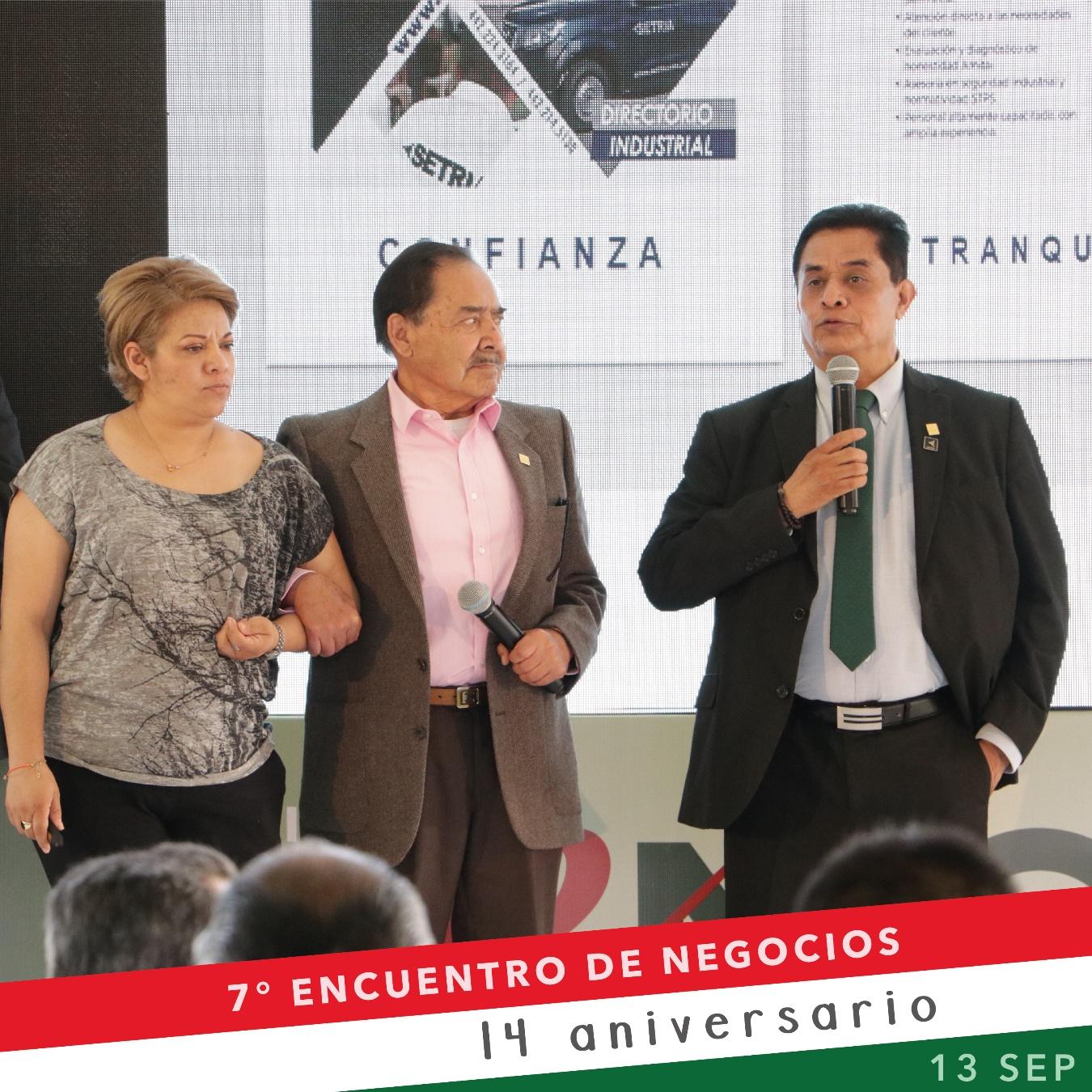 Un grupo de personas con traje de color negro

Descripción generada automáticamente con confianza media
