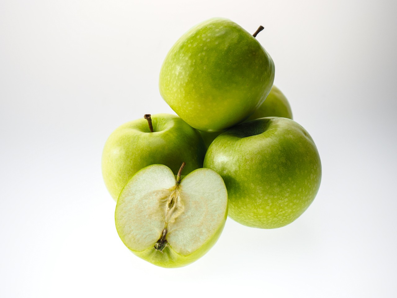 Discover a powerful natural recipe to lower blood sugar fast using garlic, walnuts, green apple, and olive oil. Easy to make, effective, and perfect for diabetes support.
