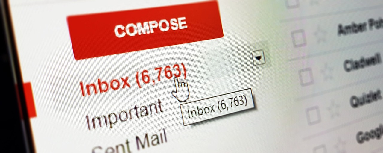 Imagen de fondo que muestra un inbox de email, como solución de problemas comunes