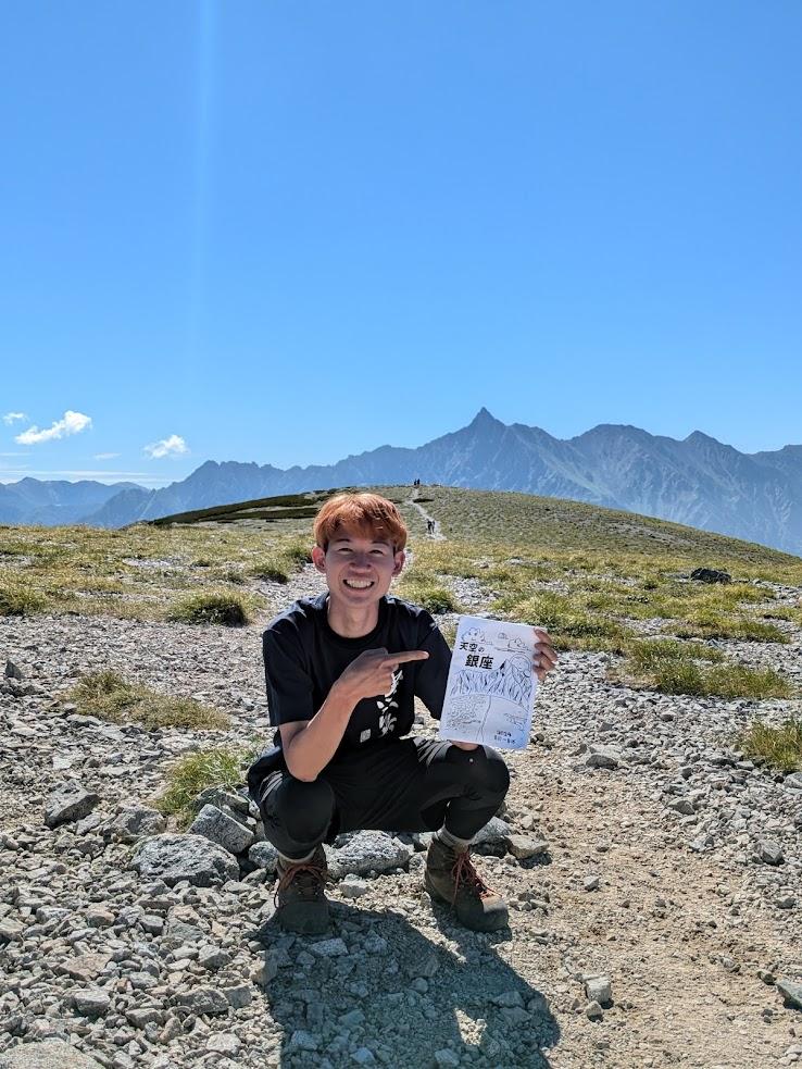 岩山の前に立っている男性

中程度の精度で自動的に生成された説明