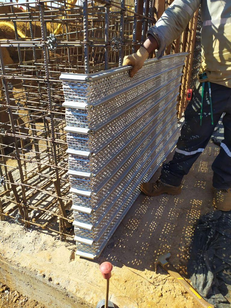 Grupo Life | Com nossas soluções, não há necessidade de desforma, uma vez que a forma fica incorporada à estrutura mesmo depois da concretagem.