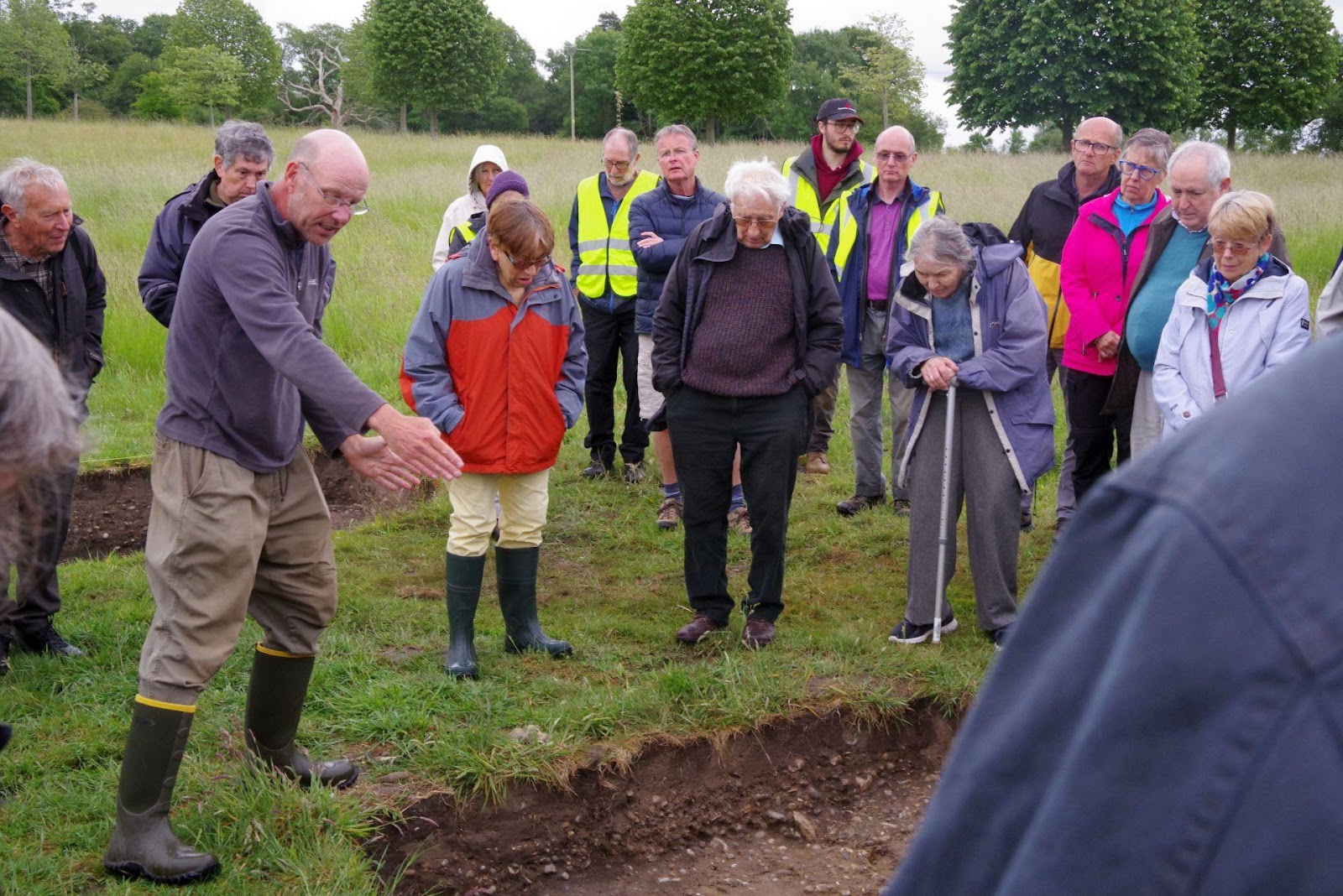 A group of people standing in a field

AI-generated content may be incorrect.