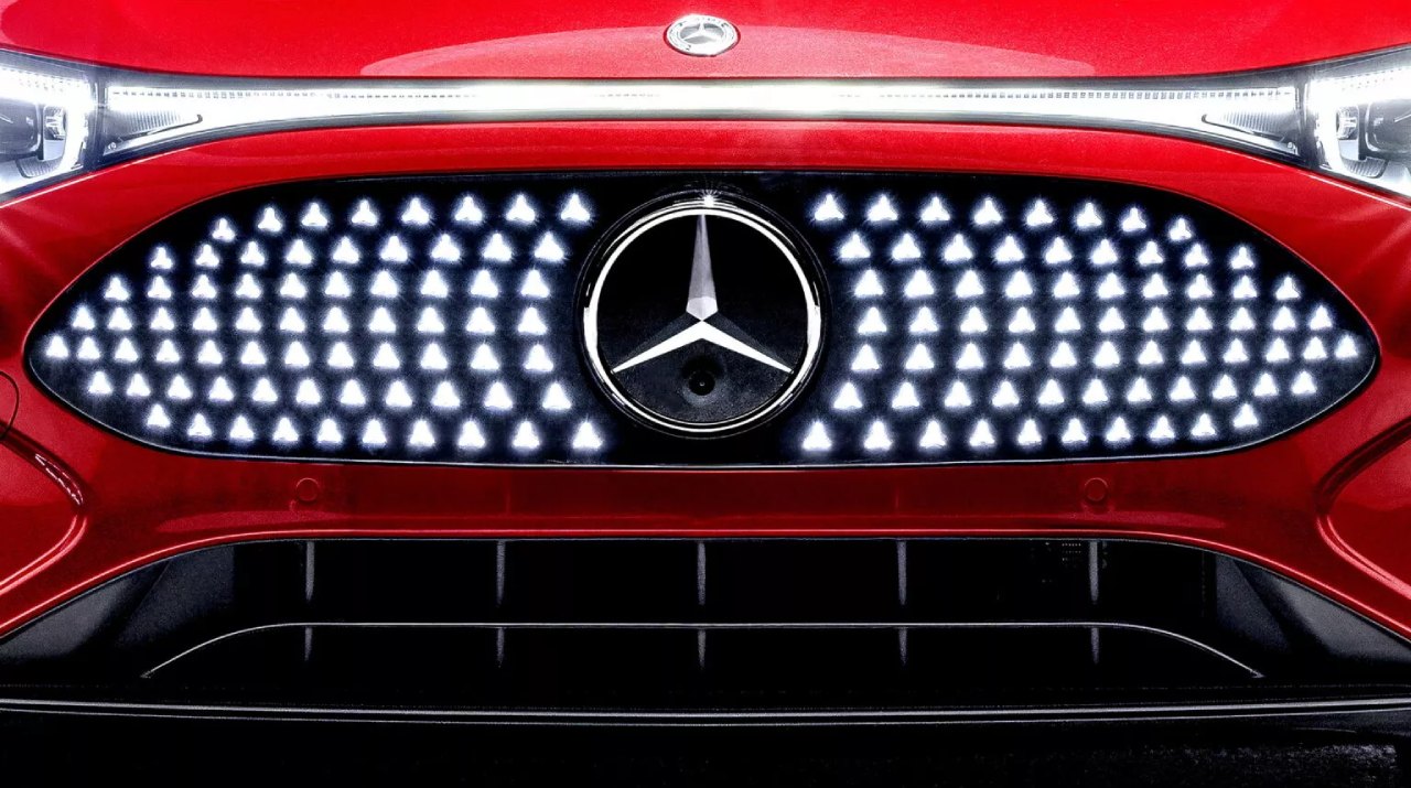 مرسيدس تواجه تحديات في تلبية الطلب الكبير على CLA الجديدة، مع زيادة الإنتاج وتأخيرات في التسليم للعملاء. 
