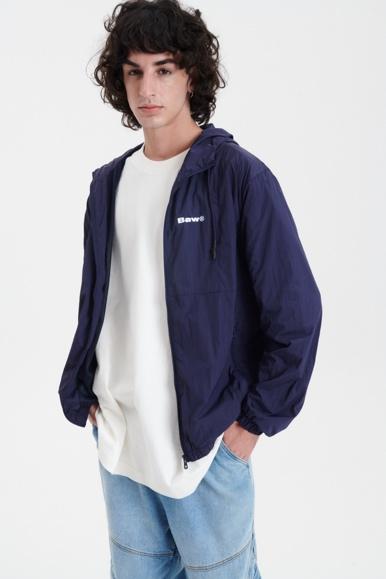 modelo em pe com blusa azul