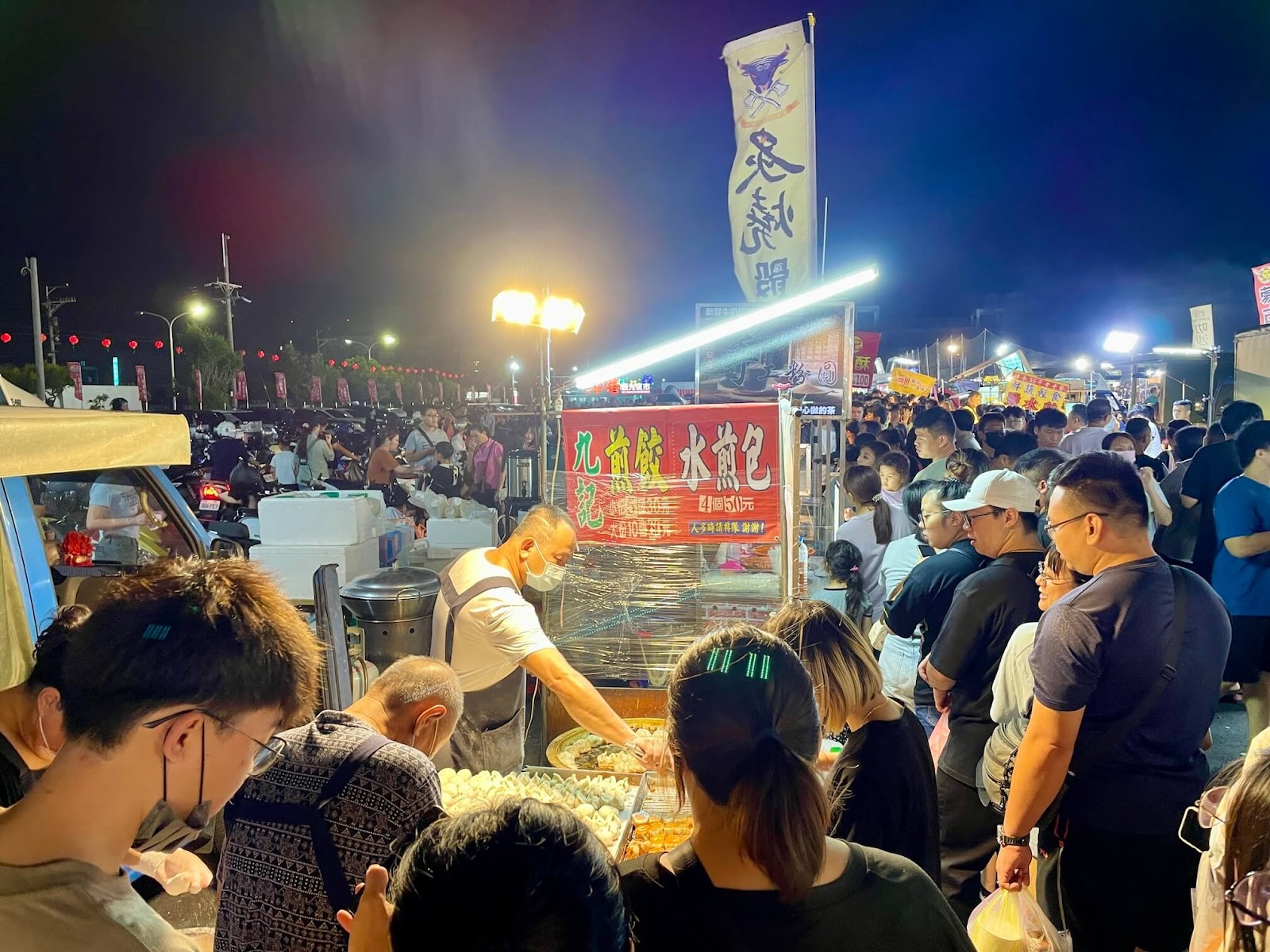 梧棲中港夜市必吃美食-九記煎餃排隊人潮