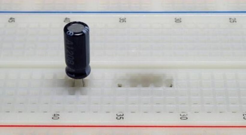 capacitor on breadboard