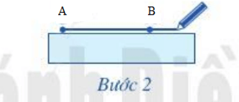 CHƯƠNG 6. HÌNH HỌC PHẲNGBÀI 4: TIA1. TIABài 1: Thực hiện theo các bước sau:Bước 1. Vẽ đường thẳng xy:Bước 2. Lấy điểm O trên đường thẳng xy.Giải nhanh:Bước 1. Vẽ đường thẳng xy:Bước 2. Lấy điểm O trên đường thẳng xy Điểm O chia đường thẳng xy thành hai phần, đó là hai nửa đường thẳng Ox và Oy.Bài 2: Hãy đọc và viết các tia ở Hình 55. Giải nhanh:Các tia ở Hình 55 là:Tia gốc I được đọc và viết là: IA, IB, IC, ID.Tia gốc A được đọc và viết là: AI.Tia gốc B được đọc và viết là: BI.Tia gốc C được đọc và viết là: CI.Tia gốc D được đọc và viết là: DI.Bài 3: Cho hai điểm A, Ba) Vẽ tia AB.b) Vẽ tia BAGiải nhanh:a) Các bước vẽ tia AB như sau:Bước 1: Lấy hai điểm A và B;Bước 2: Đặt cạnh thước đi qua hai điểm A và B. Vạch theo cạnh thước bắt đầu từ A đi qua B.Ta được tia AB:b) Các bước vẽ tia BA như sau:Bước 1: Lấy hai điểm A và B;Bước 2: Đặt cạnh thước đi qua hai điểm A và B. Vạch theo cạnh thước bắt đầu từ B đi qua A.Ta được tia BA:2. HAI TIA ĐỐI NHAUBài 1: Quan sát đồng hồ lúc 6 giờ.Nếu ta coi vị trí gắn hai kim trên mặt đồng hồ là gốc O, kim phút nằm trên tia Ox, kim giờ nằm trên tia Oy (Hình 56) thì hai tia Ox và Oy có đặc điểm gì?Giải nhanh:Hai tia Ox và Oy có chung gốc và cùng nằm trên một đường thẳng.Tia Ox (hướng lên trên) và tia Oy (hướng xuống dưới) có chiều hướng ngược nhau.Bài 2: Đọc tên bốn cặp tia đối nhau ở Hình 58Giải nhanh:Bốn cặp tia đối nhau ở trên Hình 58:Tia Ax và tia Ay;Tia Bx và tia By;Tia Cx và tia Cy;Tia BA và tia BC.(Ngoài ra còn có các cặp tia khác đối nhau như Ax và AB, Ax và AC, Bx và BC, BA và By, BA và BC, CA và Cy, CB và Cy)3. HAI TIA TRÙNG NHAUBài 1: Quan sát đồng hồ lúc 12 giờ.Nếu ta coi vị trí gắn hai kim trên mặt đồng hồ là gốc O, kim phút nằm trên tia Ox, kim giờ nằm trên tia Oy (Hình 59) thì hai tia Ox và Oy có đặc điểm gì?Giải nhanh:Hai tia Ox và Oy có các đặc điểm là:- Hai tia Ox và Oy có chung gốc O và cùng nằm trên một đường thẳng.- Hai tia Ox và Oy cùng chung một hướngBài 2: Quan sát Hình 61a) Tia OA trùng với tia nào?b) Hai tia OB và Bn có trùng nhau không? Vì sao?c) Hai tia Om và On có đối nhau không? Vì sao?Giải nhanh:a) Tia OA trùng với tia Om.b) Hai tia OB và Bn không trùng nhau. Vì hai tia này không chung điểm gốc.c) Hai tia Om và On không đối nhau. Vì hai tia này không tạo thành một đường thẳng.BÀI TẬP