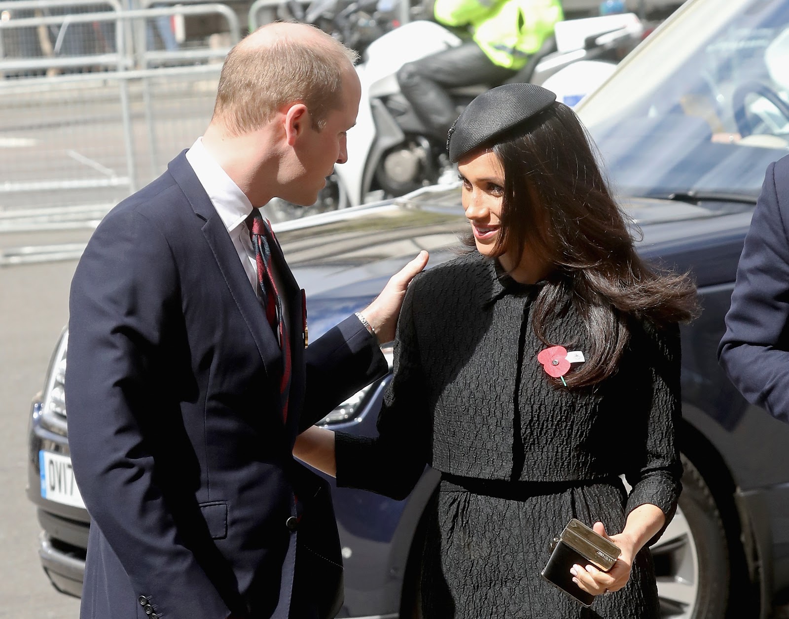 Meghan Markle s'entretient avec le prince William.