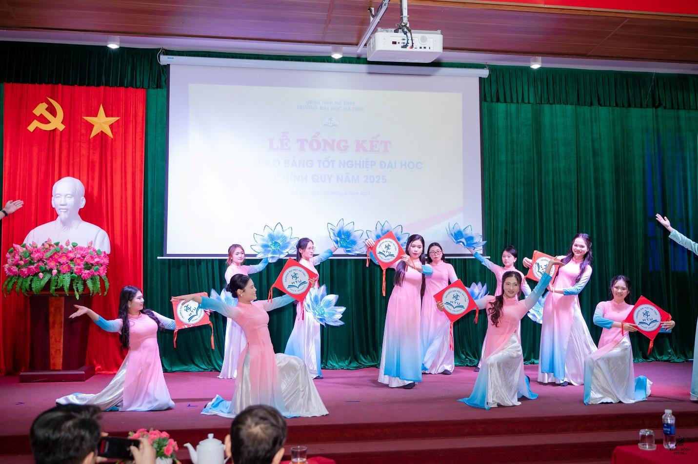 Trường Đại học Hà Tĩnh tổ chức Lễ tổng kết và trao bằng tốt nghiệp đại học chính quy năm 2025 cho sinh viên đại học khóa 14 (2021-2025)