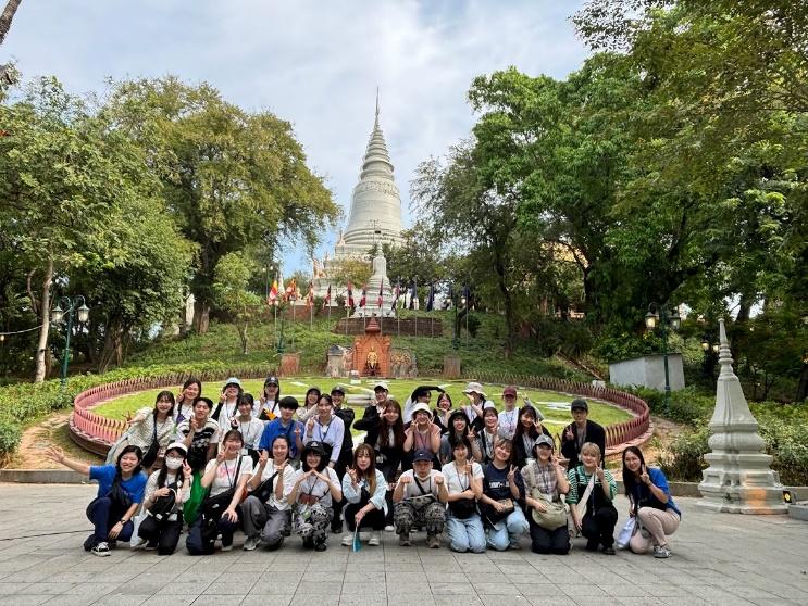 公園にいる人たち

低い精度で自動的に生成された説明