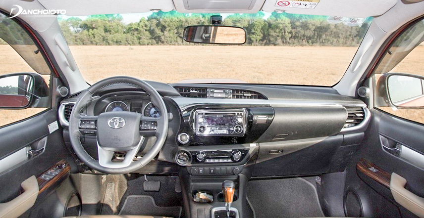Toyota Hilux cung cấp tiện ích ở mức đủ sử dụng