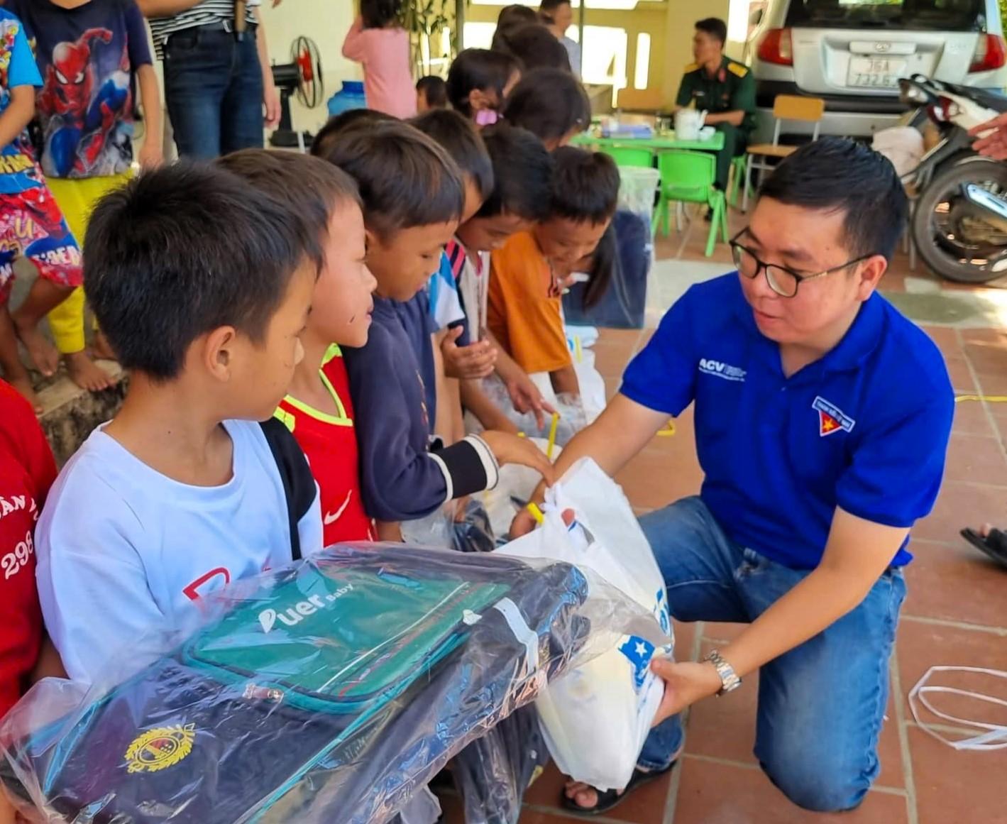 A group of children holding a bagDescription automatically generated