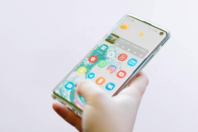 Smartphone displaying food waste sharing app interface.