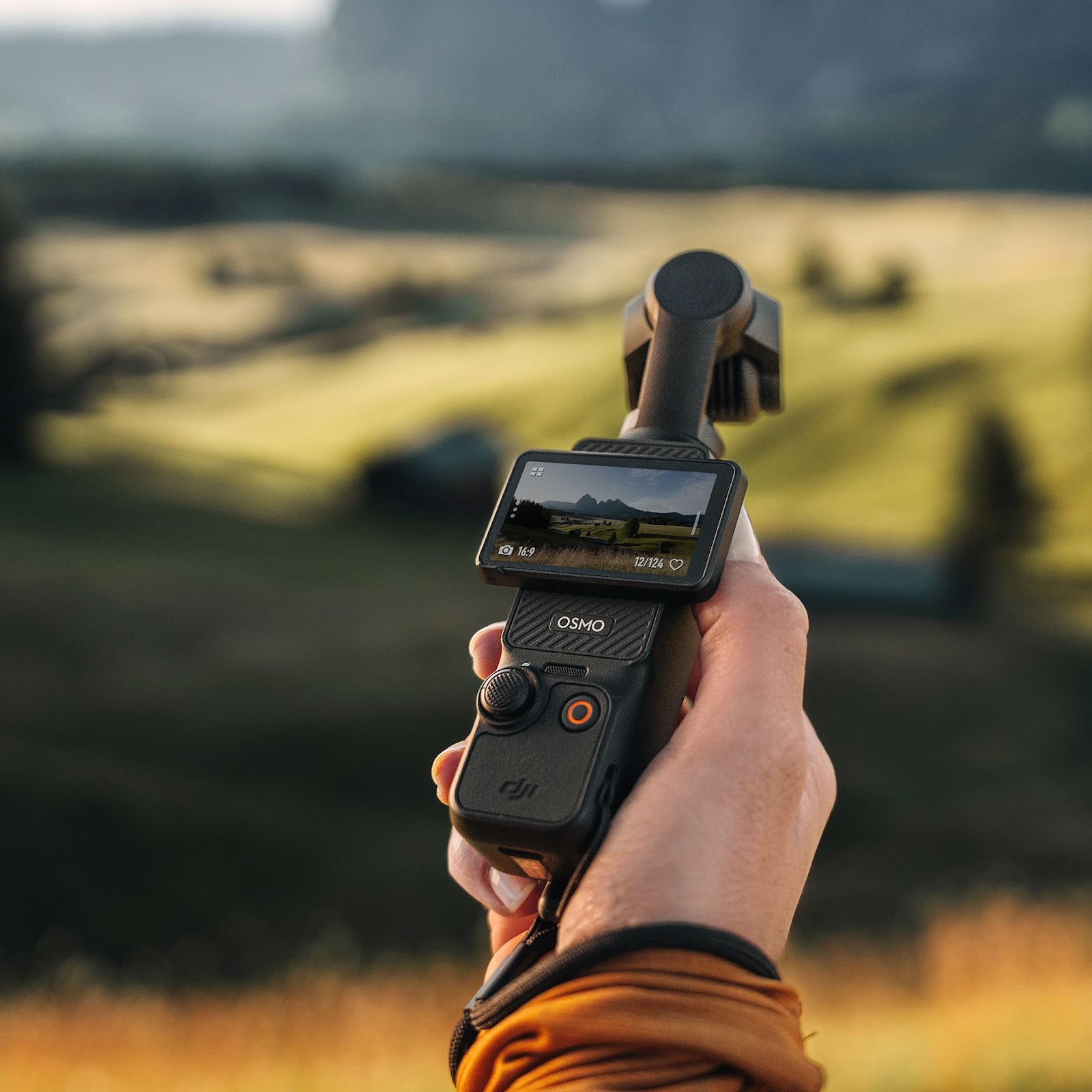 A hand holding a camera

Description automatically generated