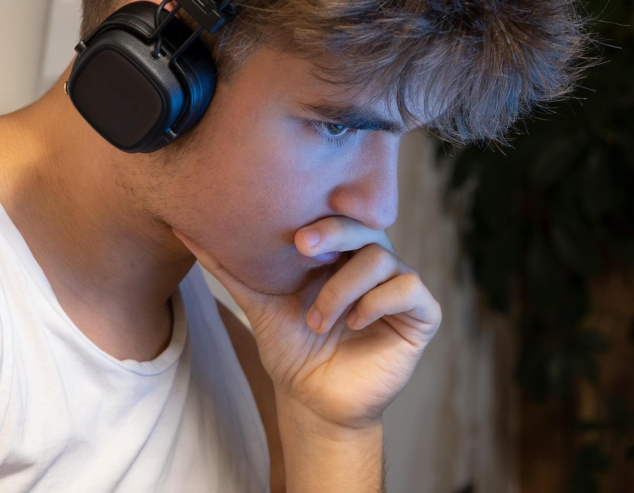 https://cdn.pixabay.com/photo/2022/01/30/17/40/teenager-6981830_1280.jpg