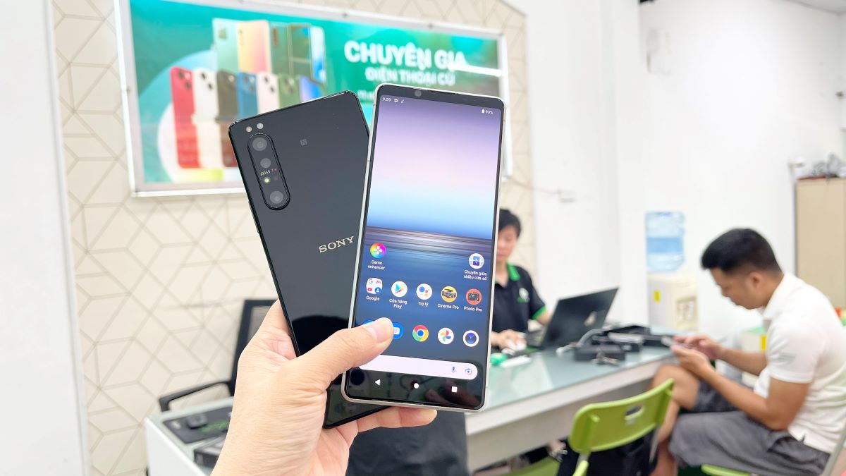 Sony Xperia 1 II sở hữu mặt lưng kính bóng bẩy cực sang trọng