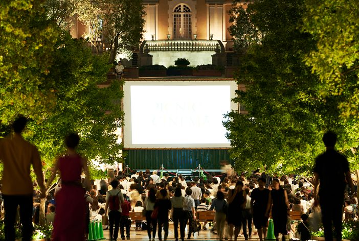 恵比寿ガーデンプレイスの野外映画イベントの写真