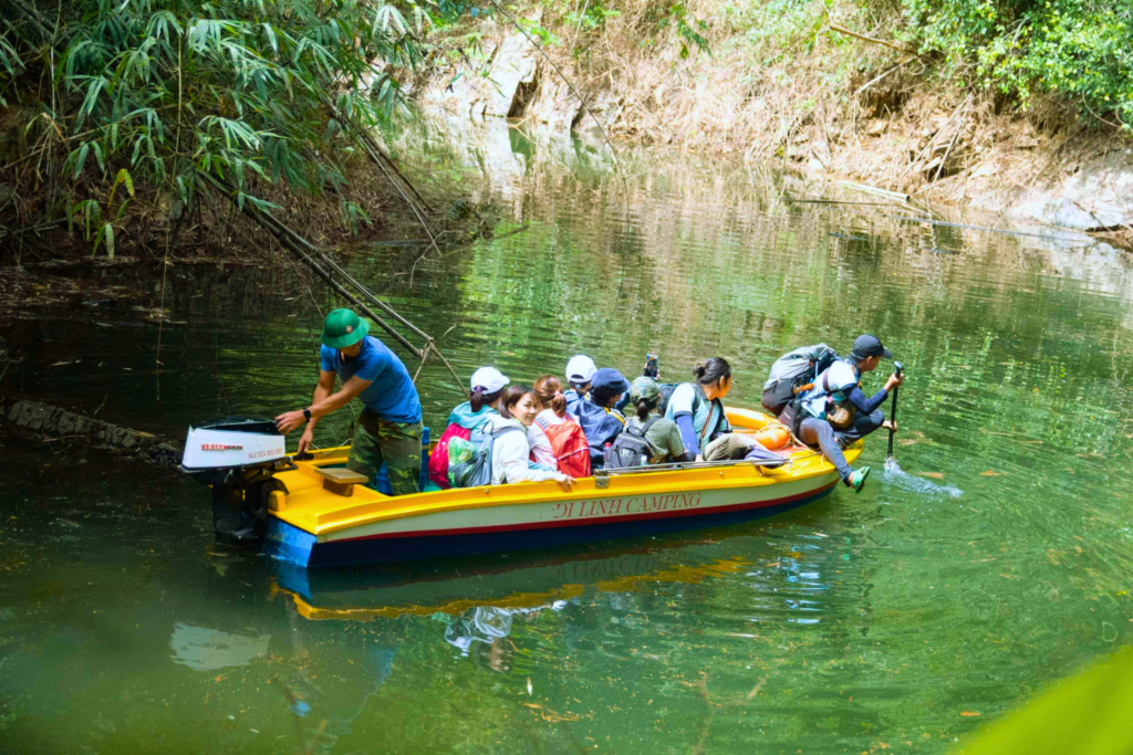 Đi Thuyền Khám Phá Hồ Tà Đùng