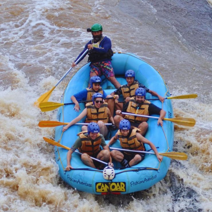 Foto de um grupo de turistas praticando rafting no Rio do Peixe em Socorro SP