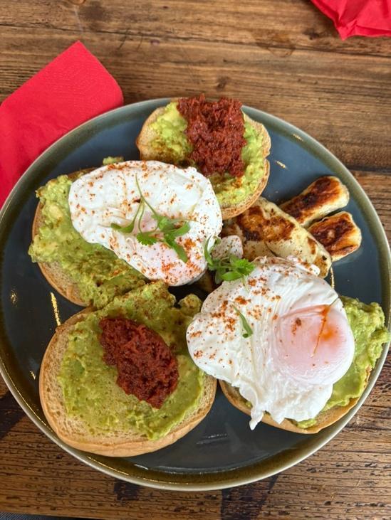 A plate of food on a table

AI-generated content may be incorrect.