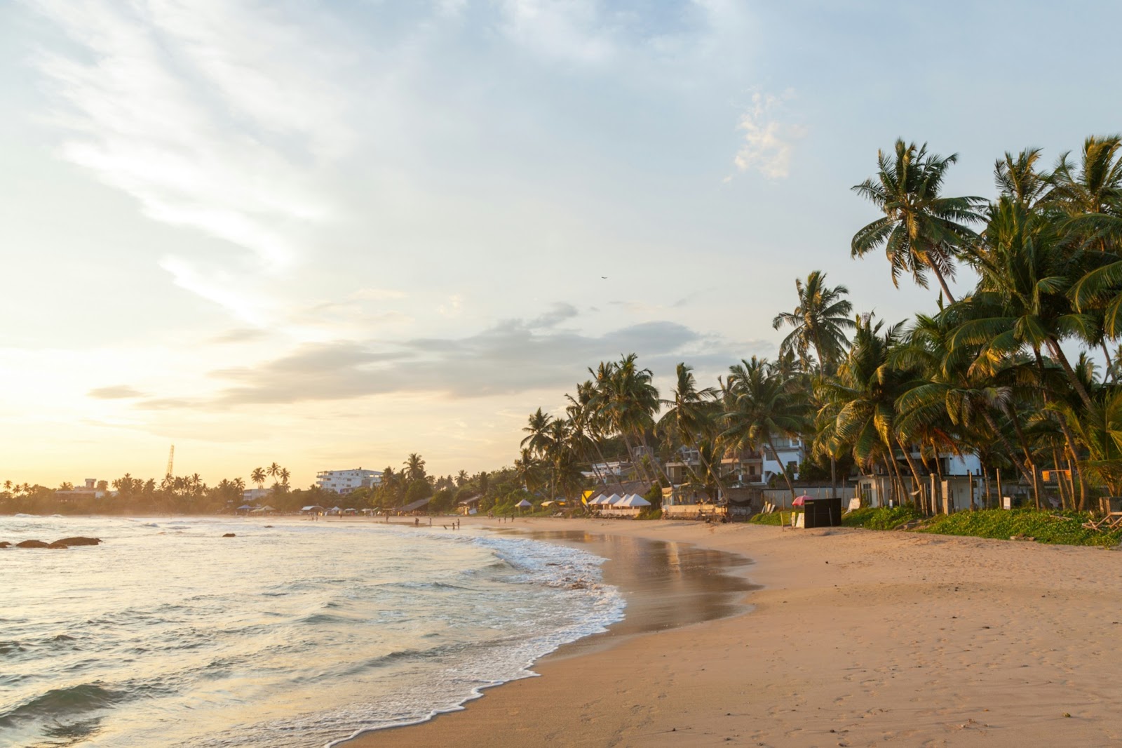 Enjoy a beach picnic while on honeymoon in Sri Lanka