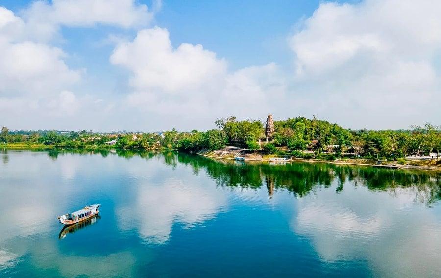 Hue Dragon Boat Trip On The Perfume River - Hoi An Private Taxi